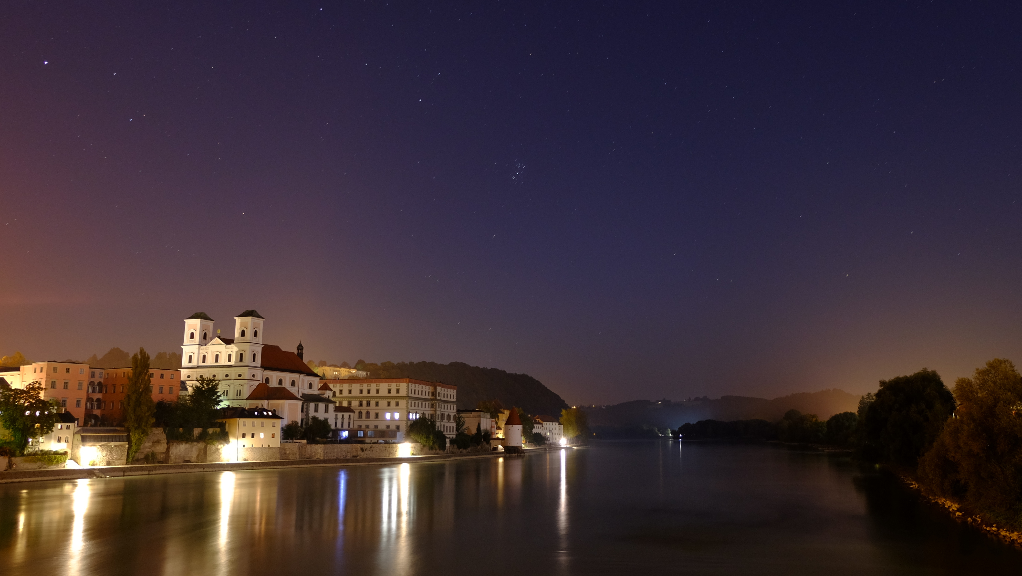 Blick auf die Altstadt von Passau in der Nacht