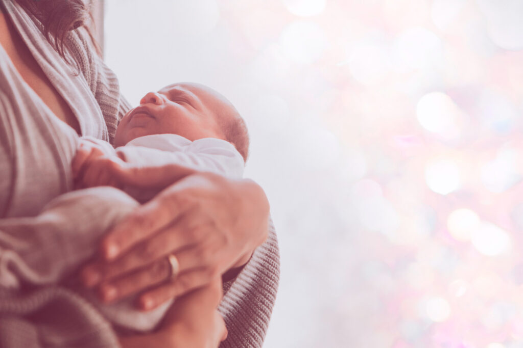 Eine Mutter hält ihr Baby liebevoll im Arm