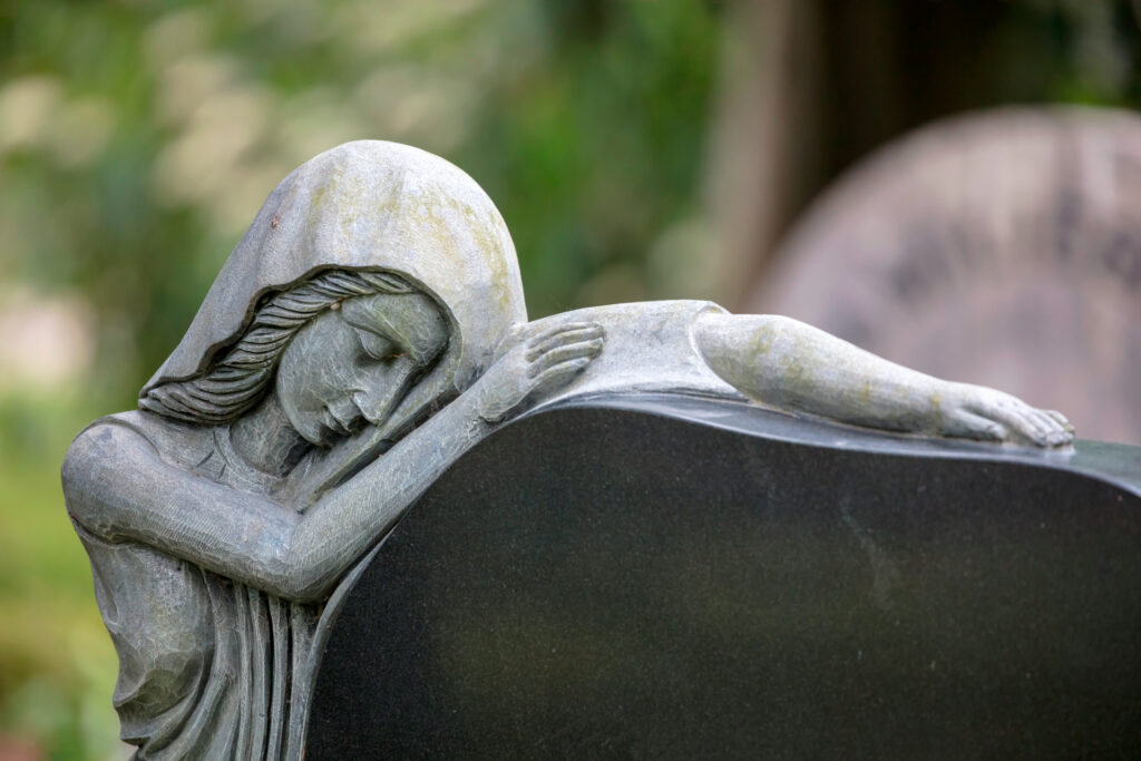 Statue eines trauernden Engels auf einem Friedhof