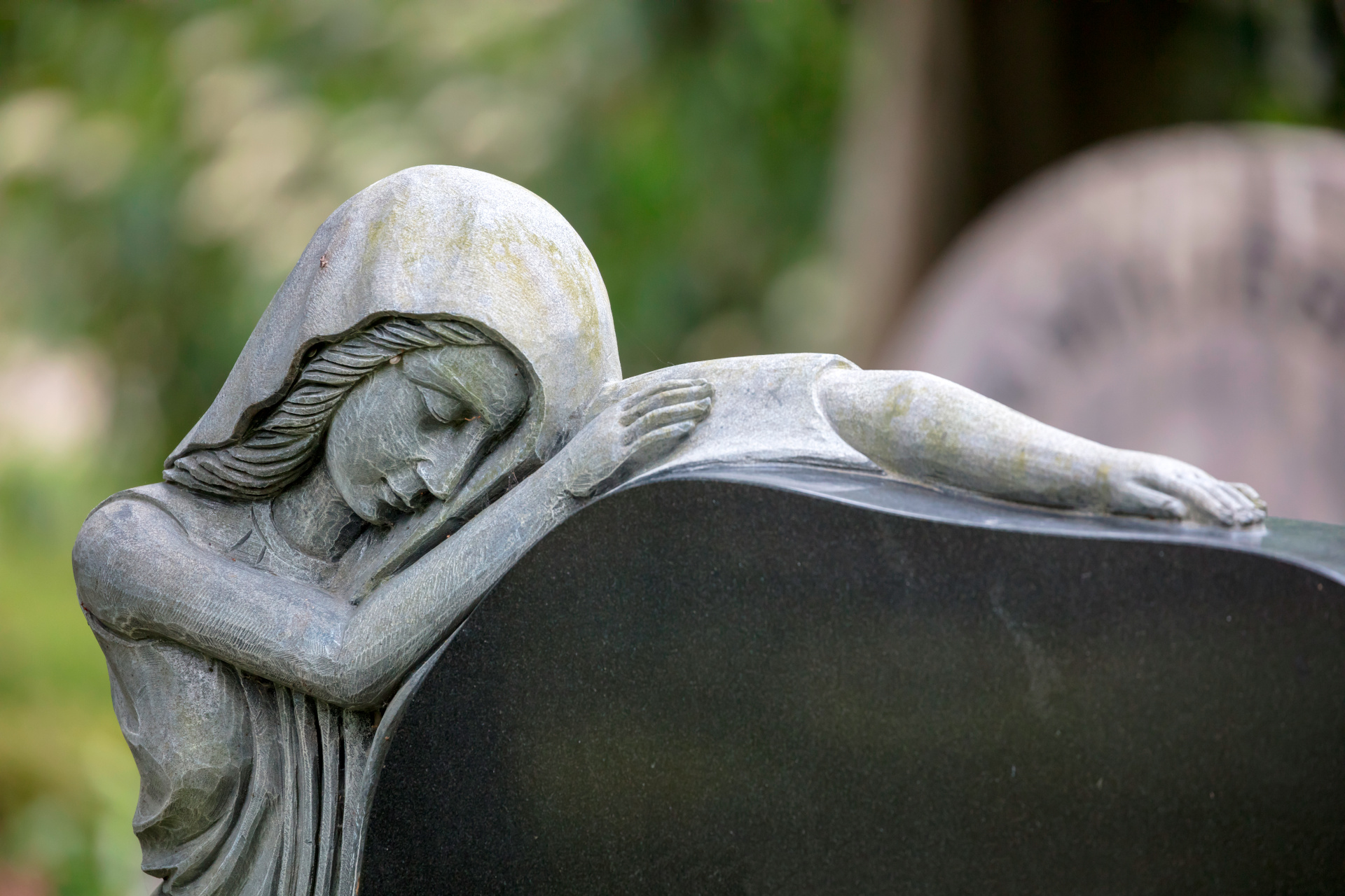 Freie Trauung im Garten eines romantischen Hauses